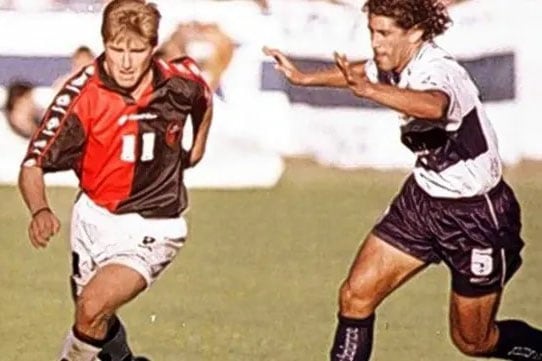 El "Caio" Enría se le escapa a Marcelo Gómez