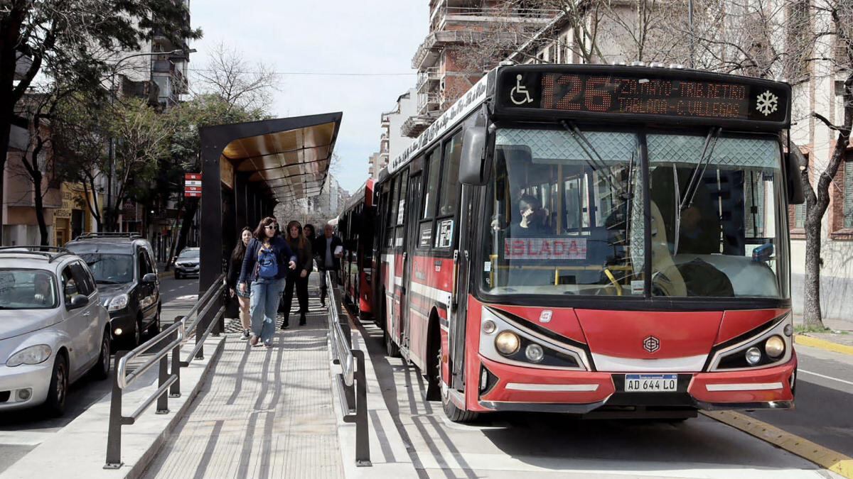 Los alrededores de la estación de Plaza Constitución, desérticos por la falta de transporte
