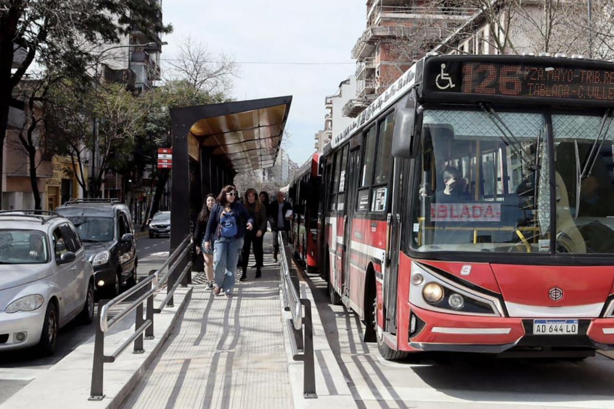 Los alrededores de la estación de Plaza Constitución, desérticos por la falta de transporte