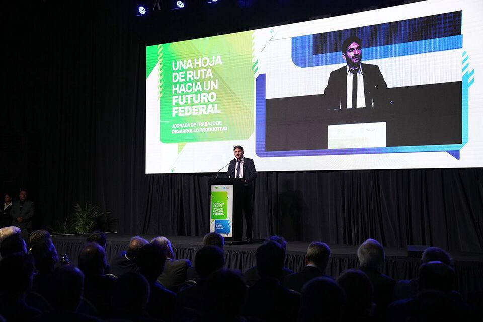 Pullaro pidió asociar "el equilibrio fiscal al desarrollo productivo".