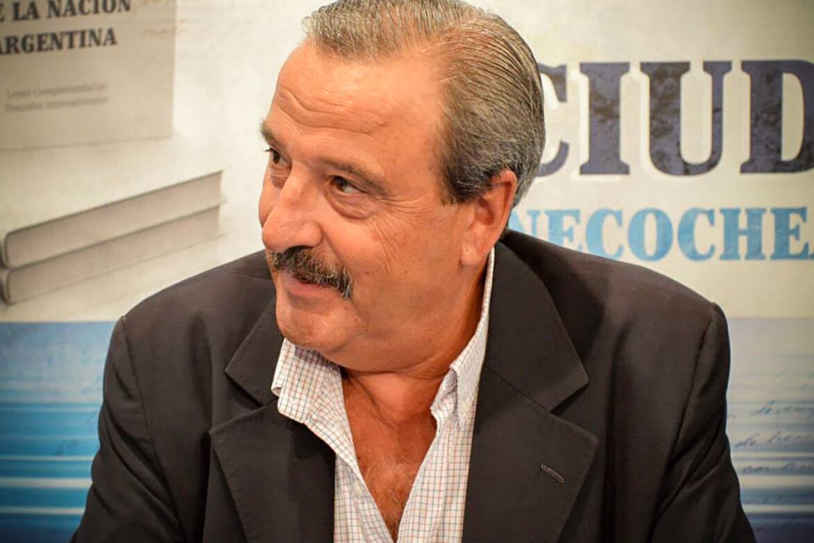 Azcoiti fue miembro del equipo de la Subsecretaría de Asuntos Latinoamericanos durante el gobierno de Alfonsín.