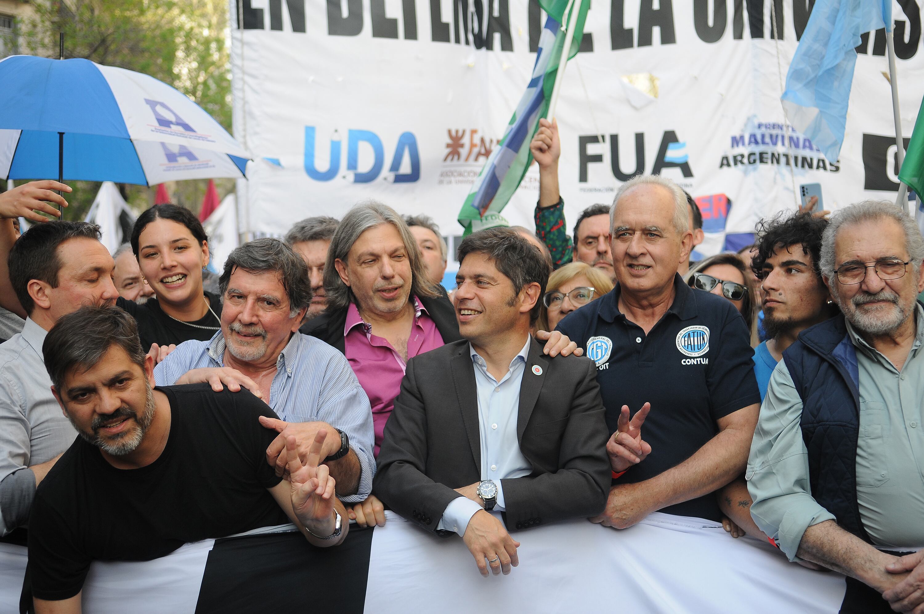 El gobernador marcho con una de las columnas bonaerenses junto a parte de su gabinete.