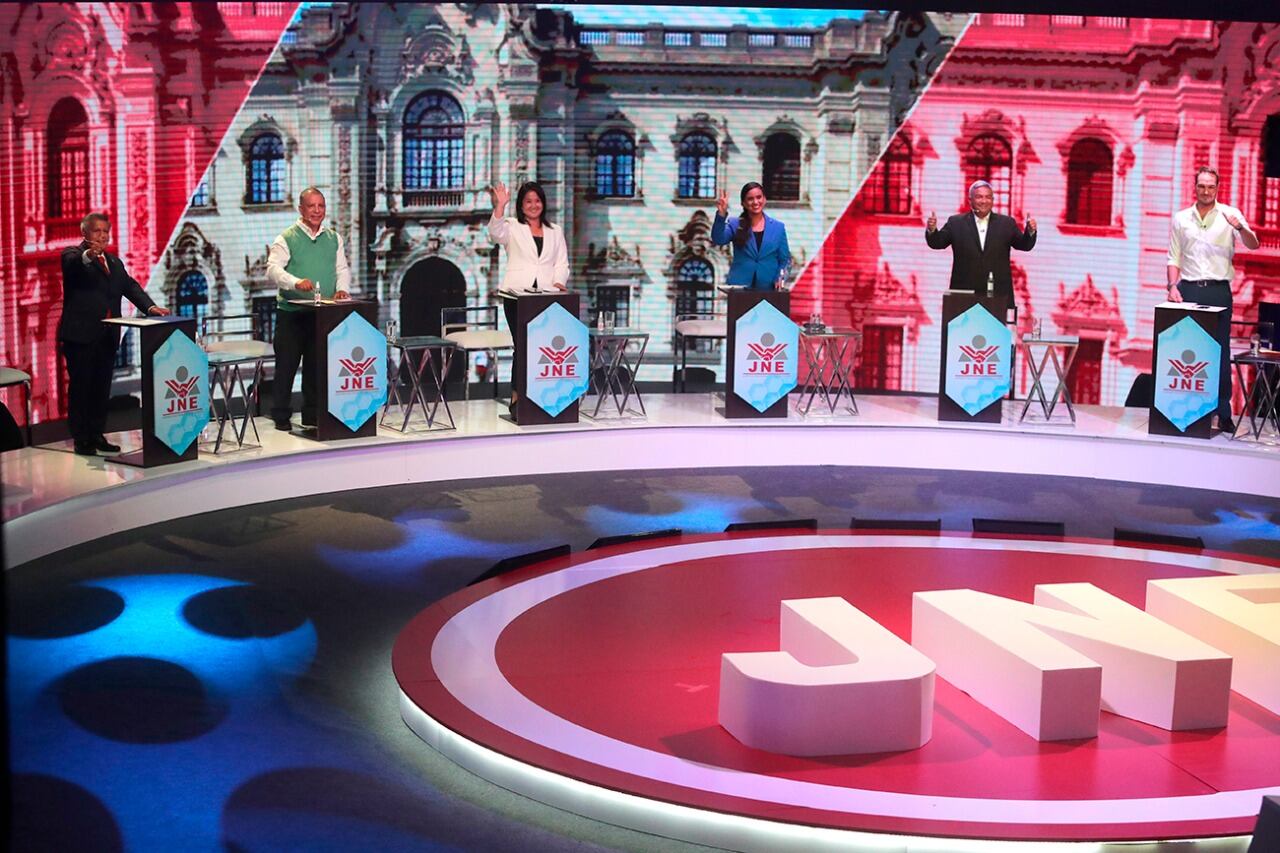 Una encuesta de AtlasIntel ubica a Keiko Fujimori con 16.1 por ciento de intención de voto, seguida muy de cerca por Verónika Mendoza, la candidata de la izquierda peruana.