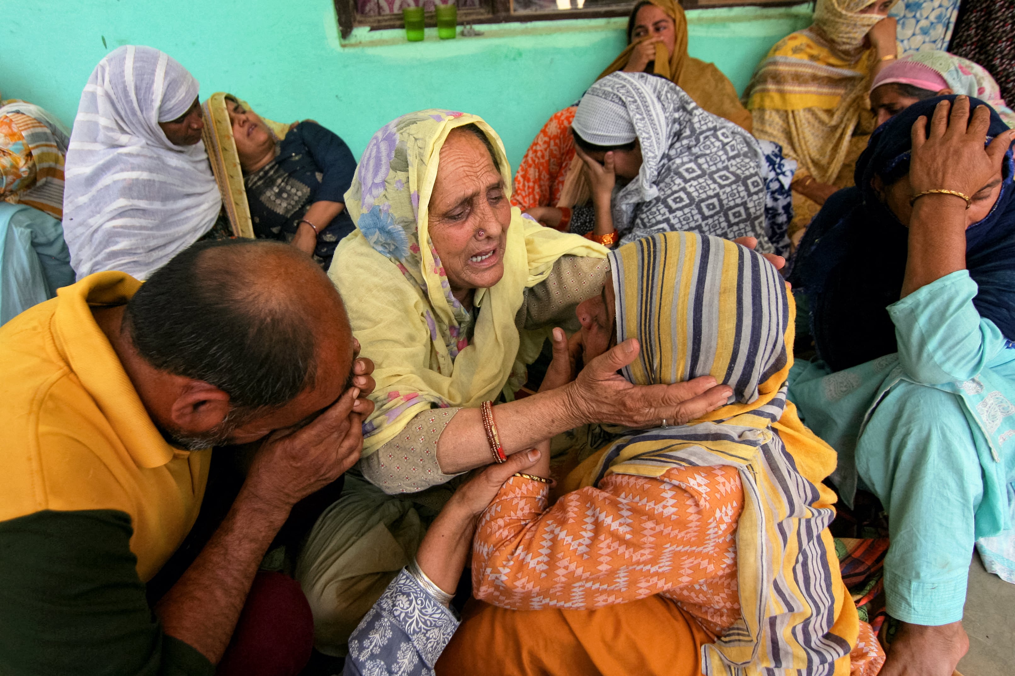 Familiares lloran la muerte de un pariente presuntamente asesinado en un bombardeo paquistaní