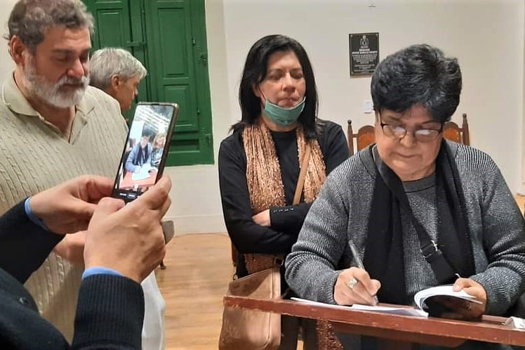 Rosario Andrada, dedicando su libro a una lectora.