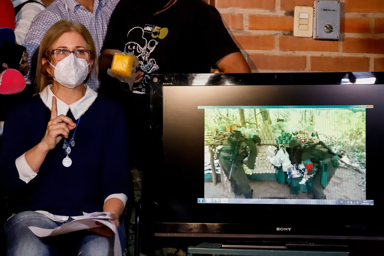 Beatriz Denis muestra imágenes que le mandó el EPP.