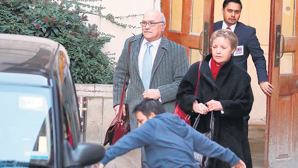 Mark Golding, responsable de Oxam, y Caroline Thomson, del consejo de administración.