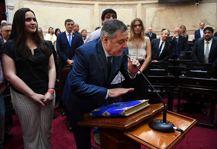 De Angeli, a fines del año pasado, cuando volvió a jurar como senador.
