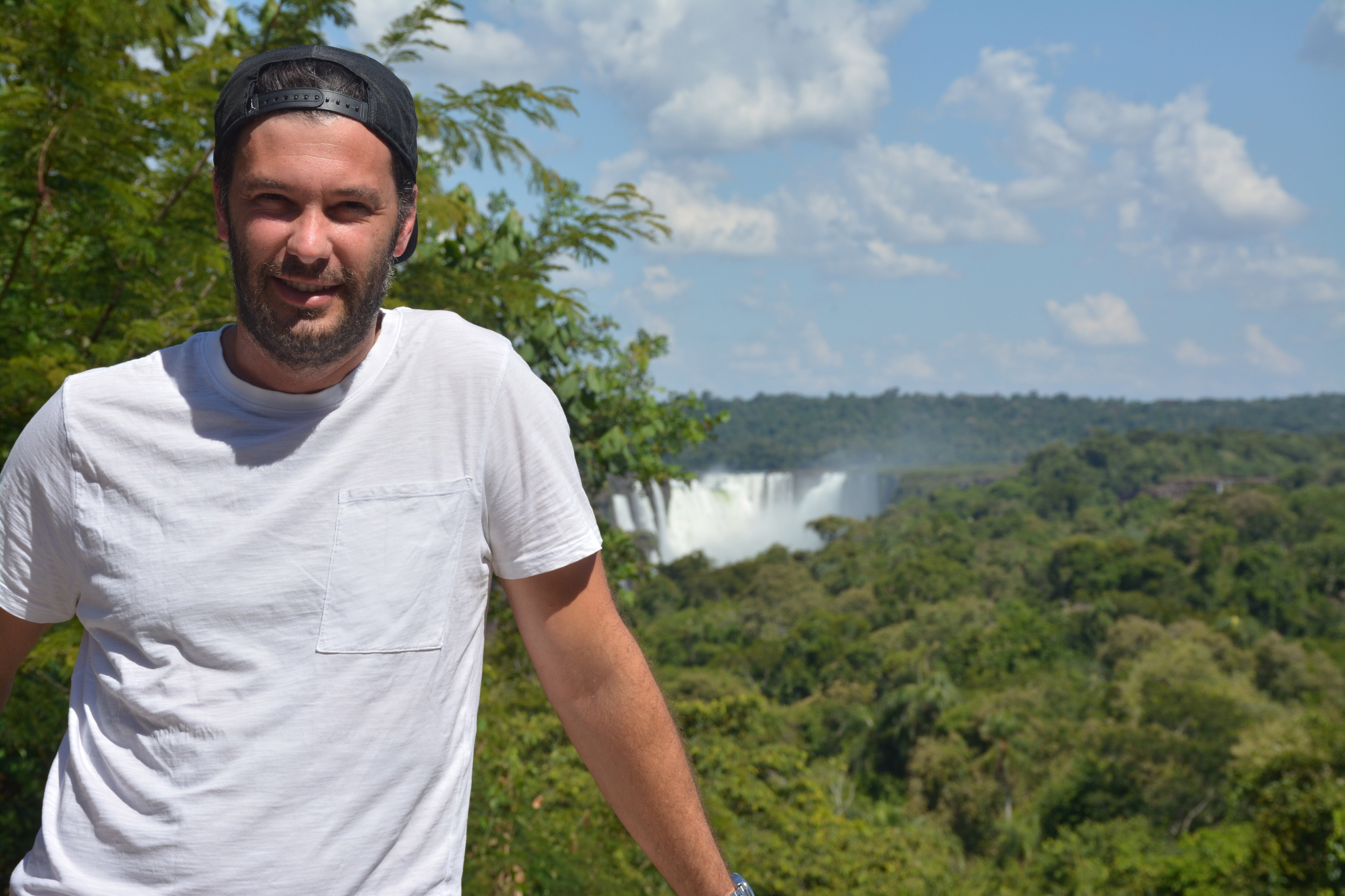 El misionero José Acasuso, en las Cataratas.