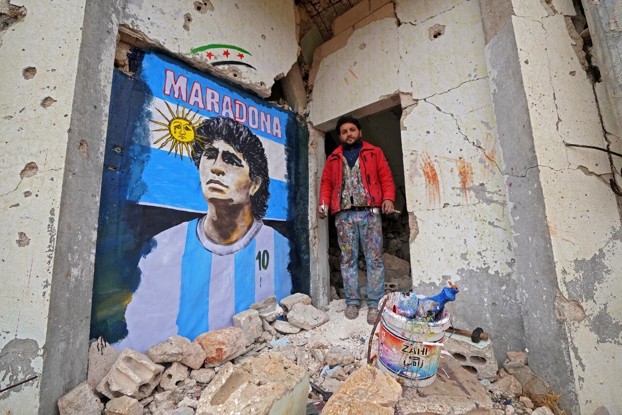 El pintor Aziz Al-Asmar representó la figura del Diez en el muro de una vivienda destruida al noroeste de Siria.