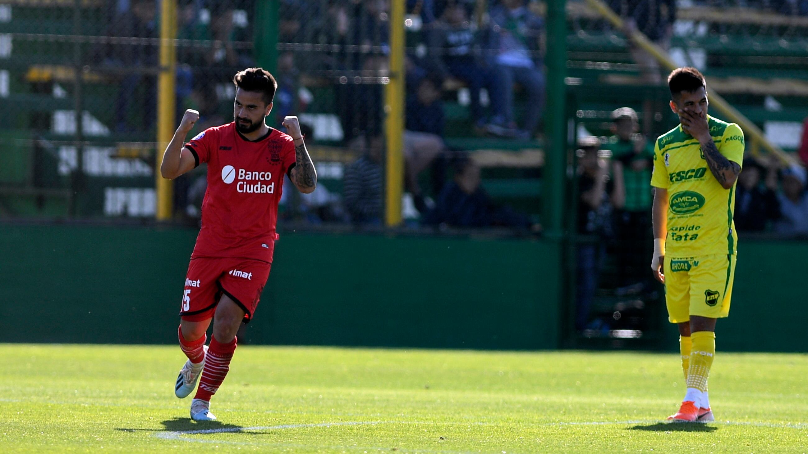 Gómez festeja su gol de tiro libre.
