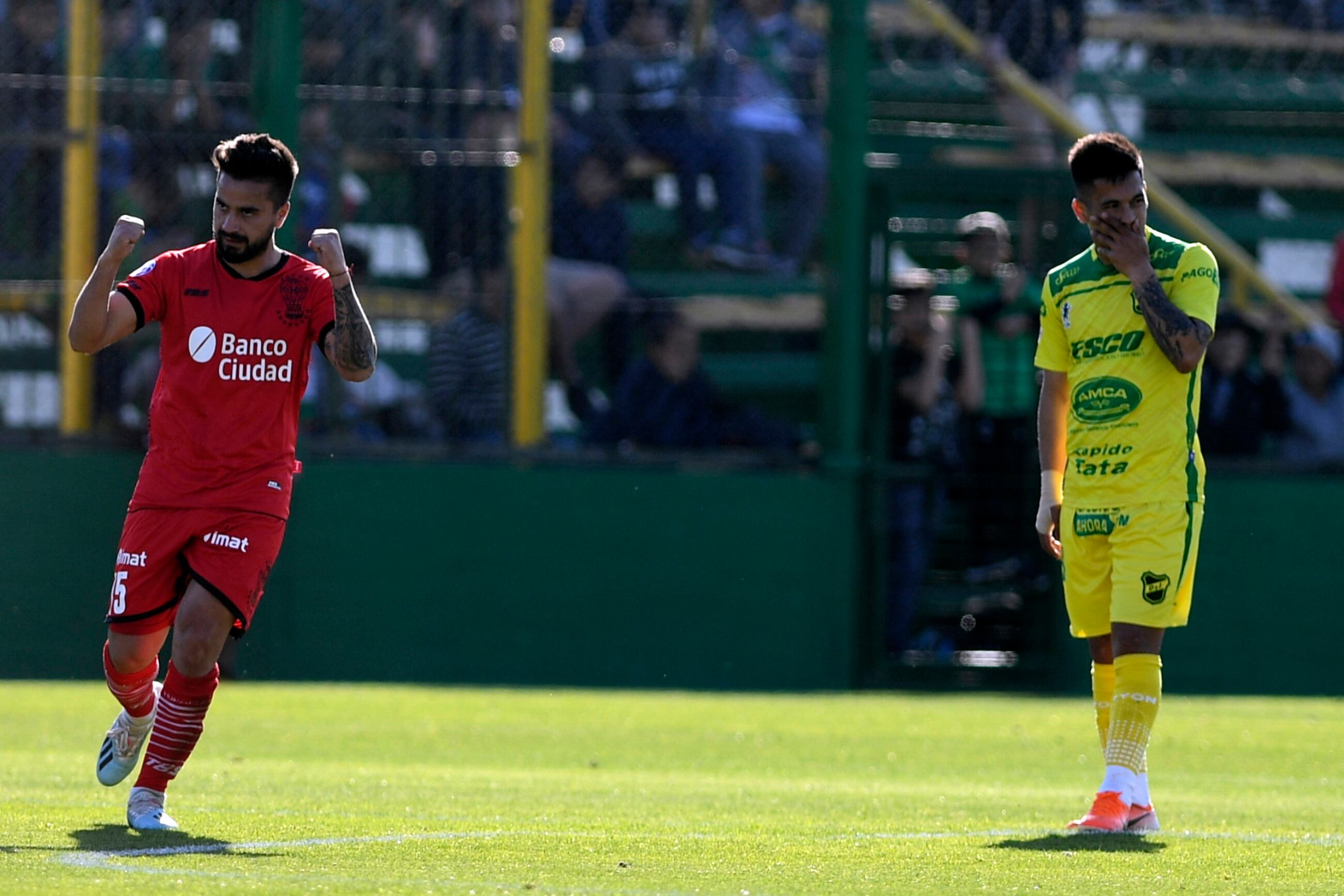 Gómez festeja su gol de tiro libre.
