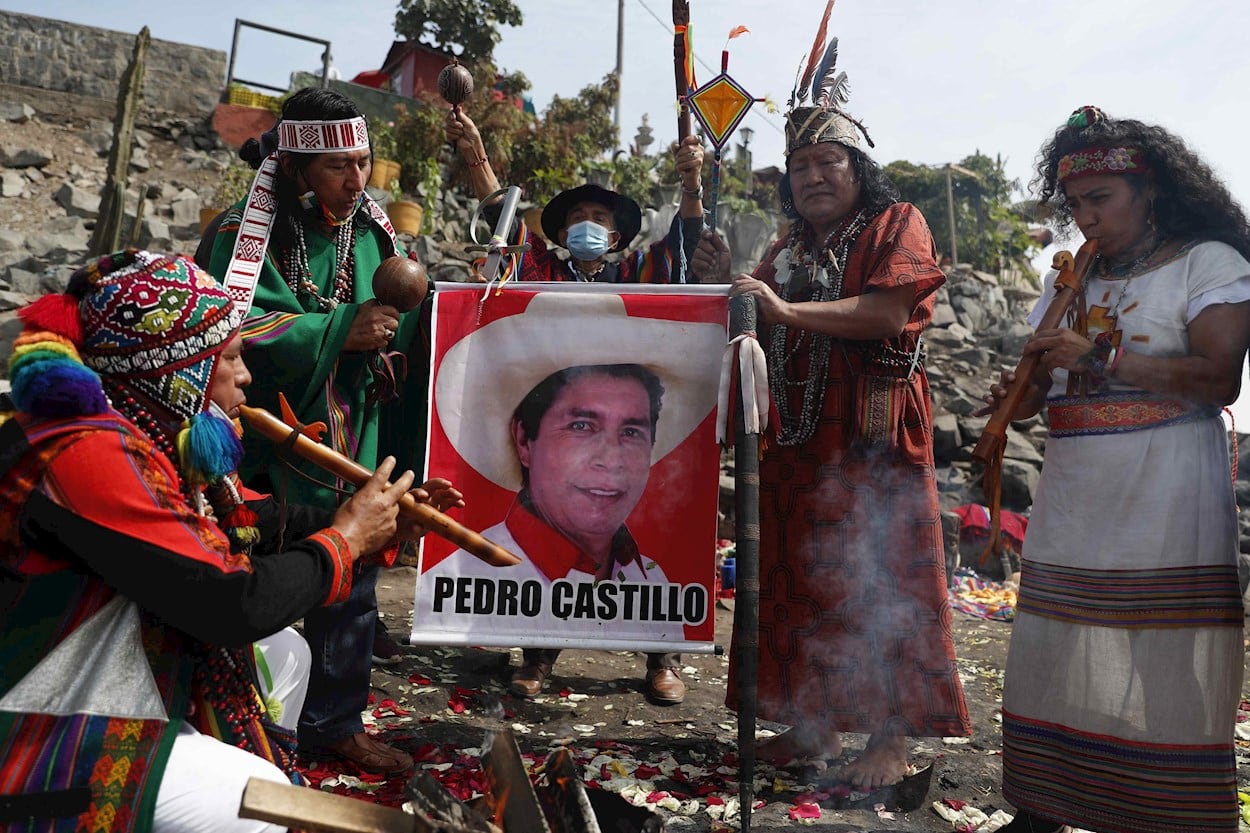 Chamanes realizan un ritual en apoyo a Castillo en el Cerro San Cristóbal de Lima.
