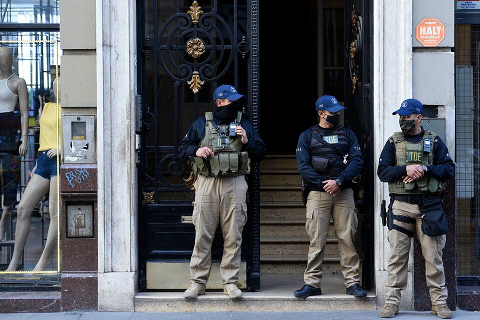 Uno de los allanamientos en la financiera de calle Corrientes.