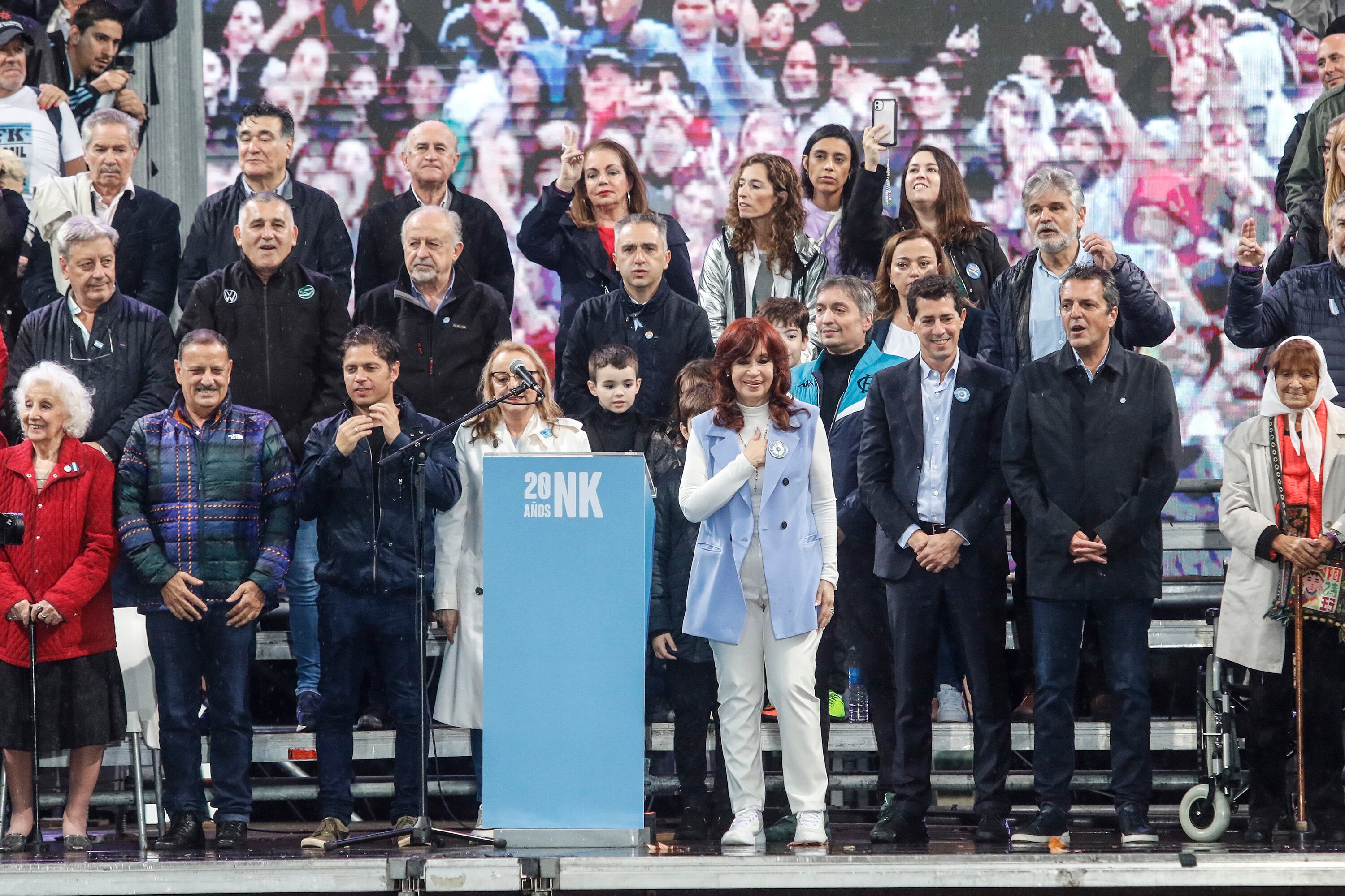 Cristina Fernández de Kirchner en el escenario de Plaza de Mayo junto sus principales armadores electorales.
