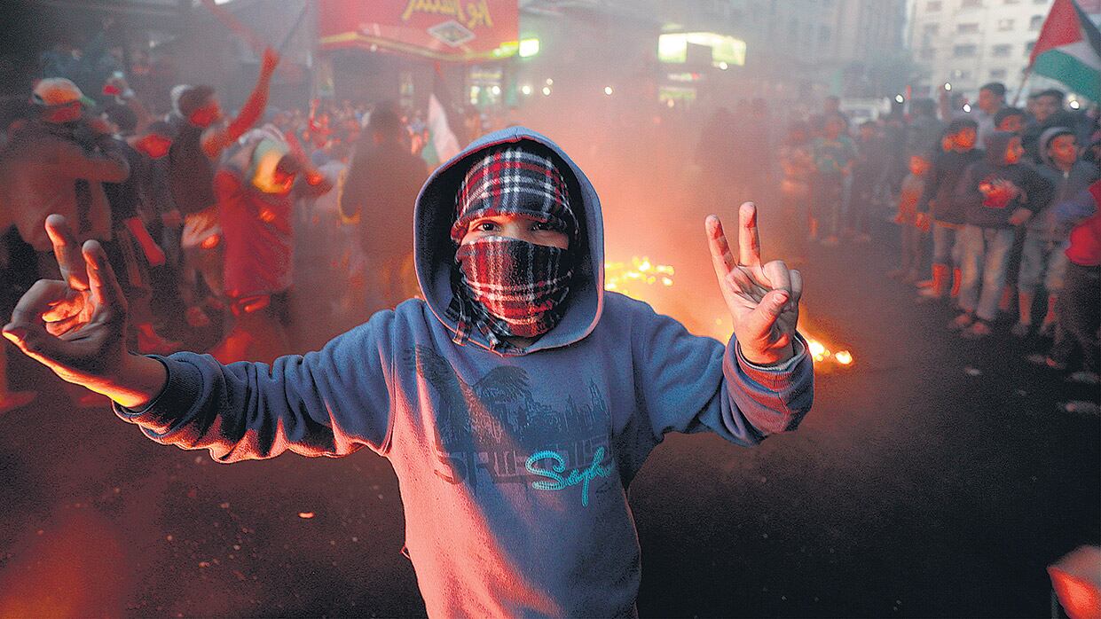 Un manifestante protesta en un campo de refugiados en Gaza.