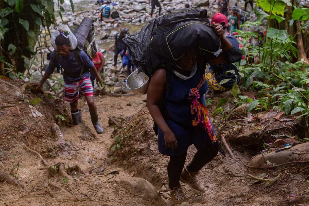 Haitianos cruzando la peligrosa selva del Darién entre Colombia y Panamá.