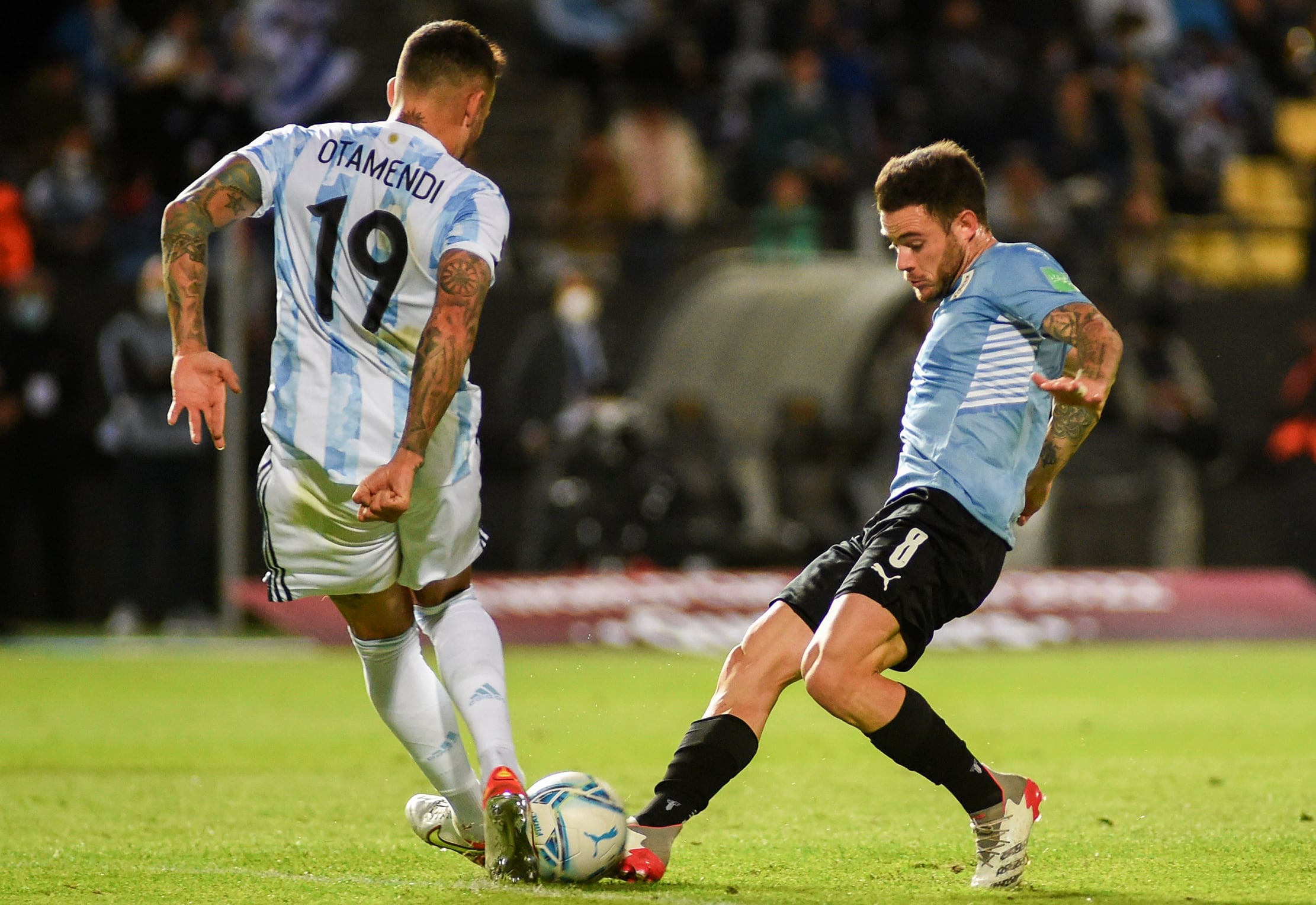Otamendi disputa la pelota con Nández
