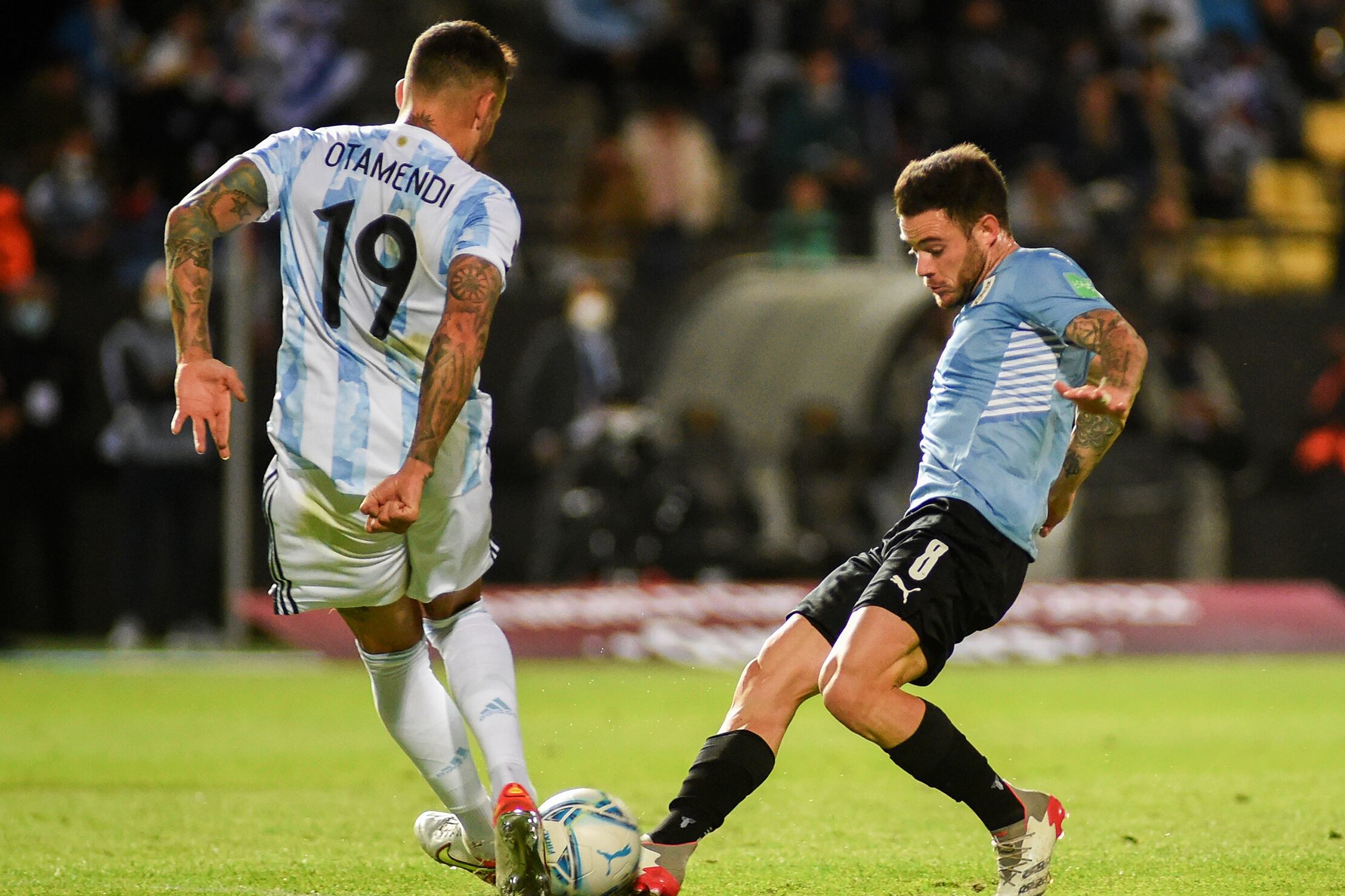 Otamendi disputa la pelota con Nández