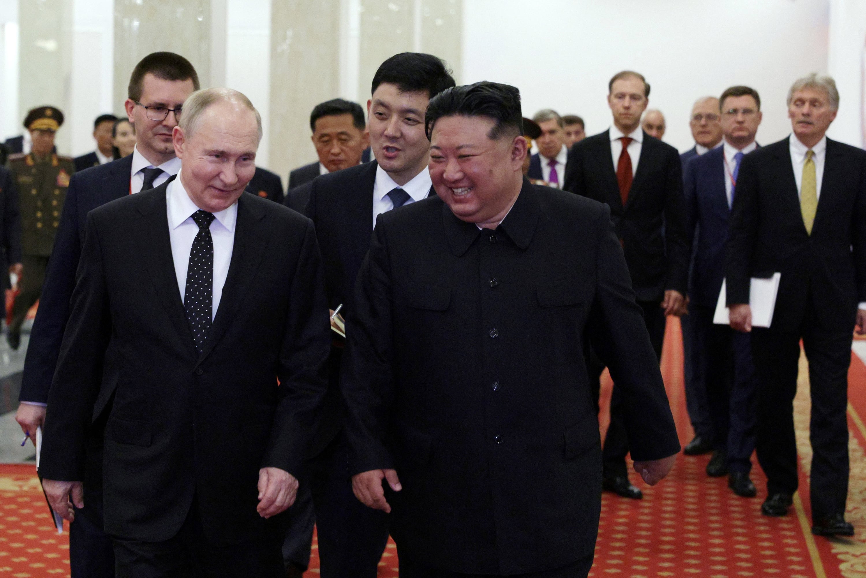 Putin y Kim llegan a un concierto de gala en Pyongyang.