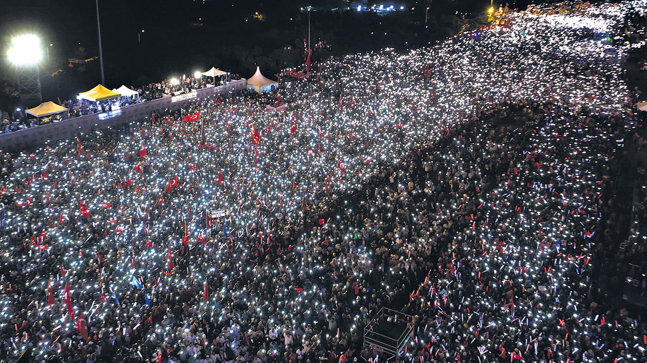 Cientos de miles de personas se reunieron cerca del puente para conmemorar el golpe.