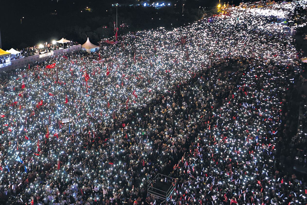 Cientos de miles de personas se reunieron cerca del puente para conmemorar el golpe.