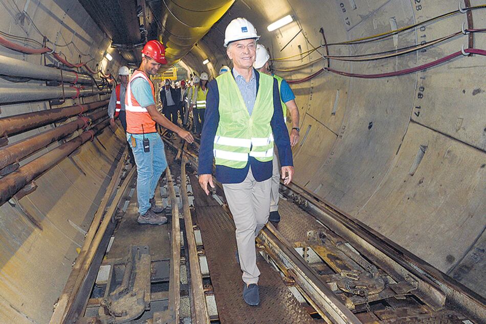Macri recorrió la obra cloacal del Sistema Riachuelo acompañado por Vidal, Larreta y Frigerio, entre otros.