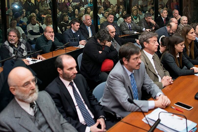 Mathov deberá presentarse ante el juzgado, mientras que la situación de Santos es más compleja, dado que vive en España.