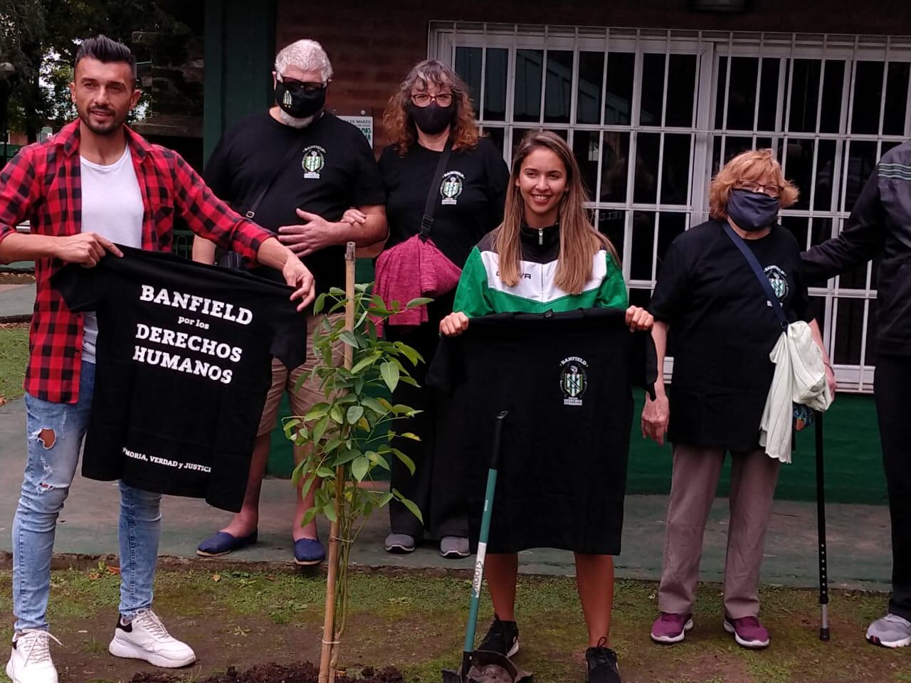 Jesús Datolo y Macarena Abalos, junto a familiares de socios desaparecidos.