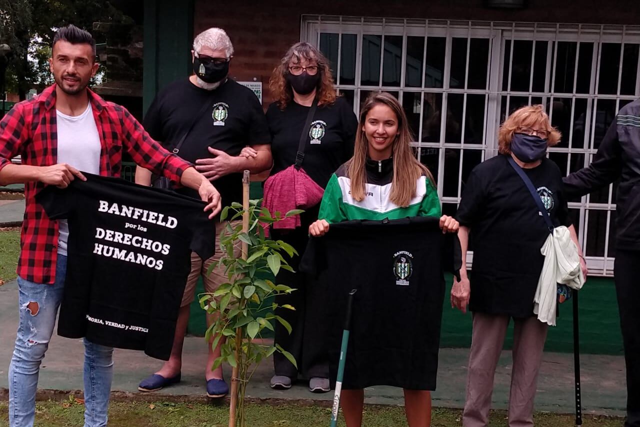 Jesús Datolo y Macarena Abalos, junto a familiares de socios desaparecidos.