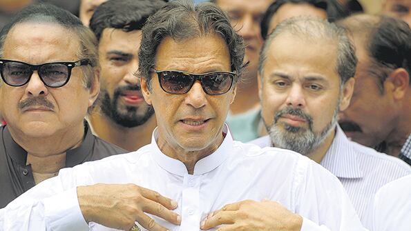 La ex estrella de cricket Imran Khan se proclamó ganador de los comicios en Pakistán.