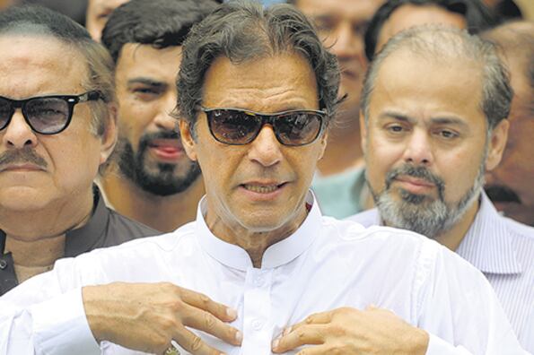 La ex estrella de cricket Imran Khan se proclamó ganador de los comicios en Pakistán.