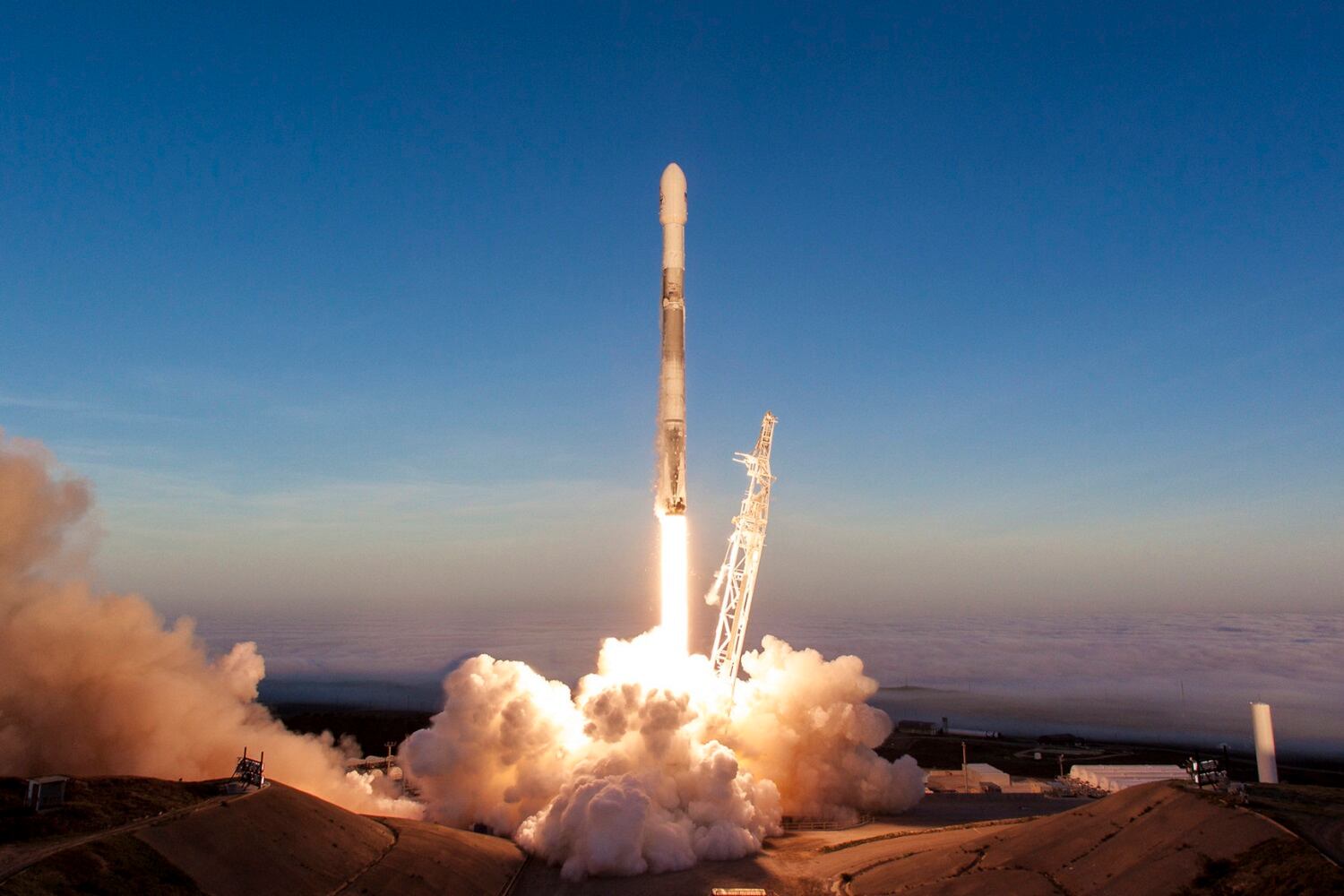 El Falcon 9 es un cohete reutilizable que reduce el costo de las misiones espaciales y abre la puerta a los vuelos particulares.