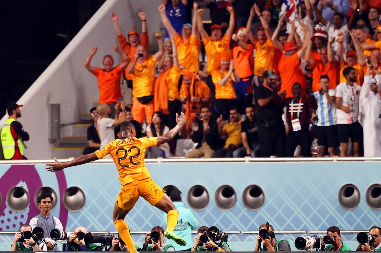 Festejo de Denzel Dumfries, una de las figuras de Países Bajos. 