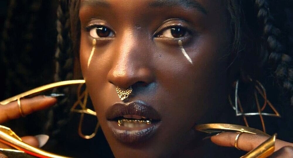 Lous and the Yakuza sacó un single, Solo, en la que la frontwoman congoleña viviendo en Bélgica expone la rabia frente al racismo