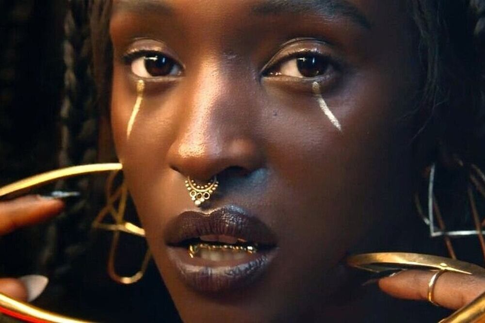 Lous and the Yakuza sacó un single, Solo, en la que la frontwoman congoleña viviendo en Bélgica expone la rabia frente al racismo