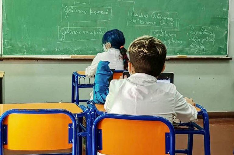La iniciativa obliga a que, en caso de paro, en cada escuela trabaje al menos la mitad de los docentes.