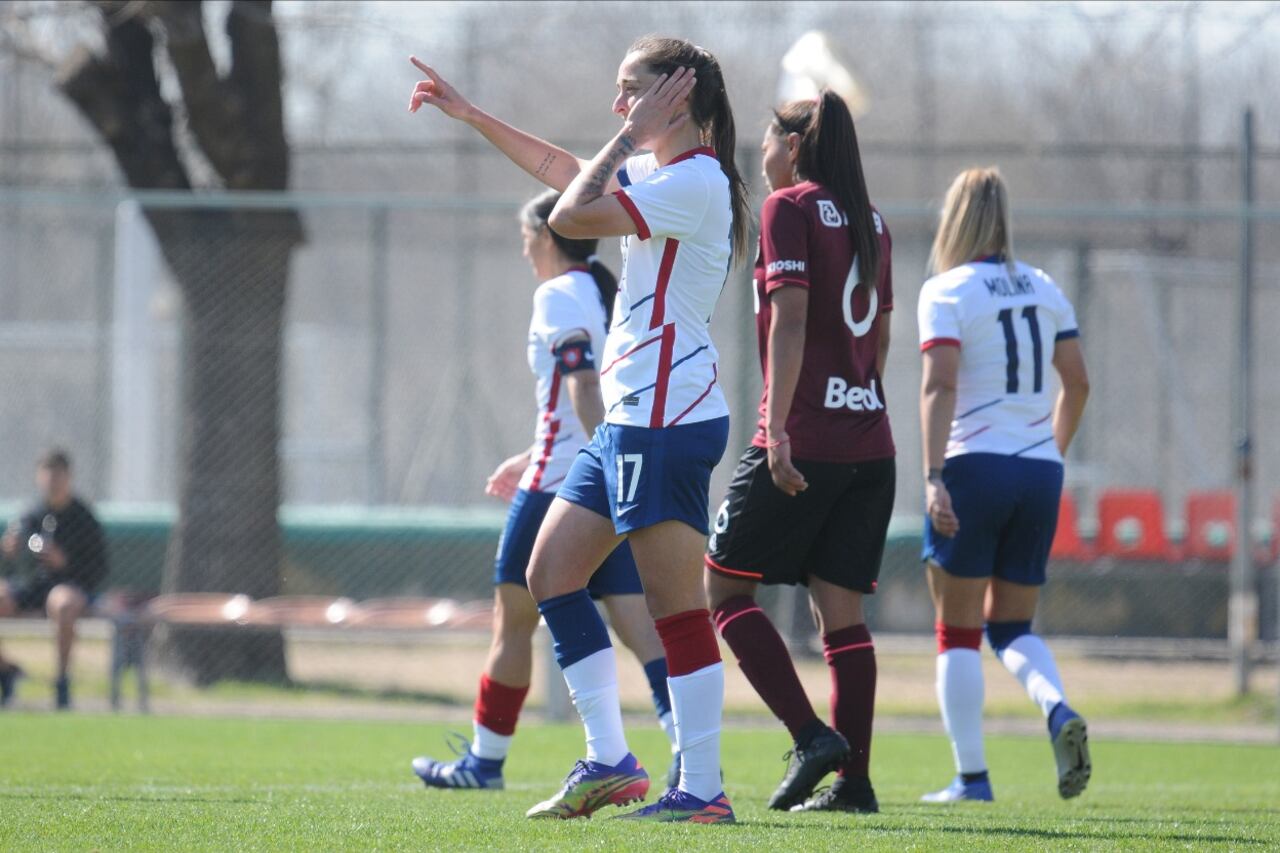 La emblemática Maca Sánchez festeja uno de los tantos del 6-0 de San Lorenzo sobre Lanús