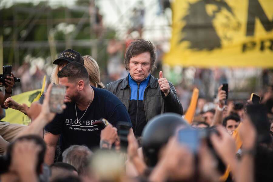 Javier Milei basó el último tramo de la campaña en desmentir sus propuestas previas, la misma modalidad aplicada ahora con la denuncia de fraude.