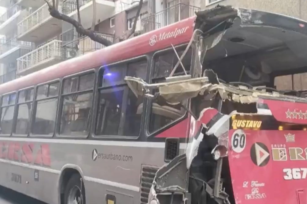 Chocaron dos colectivos en Belgrano: el SAME atiende a los pasajeros heridos.