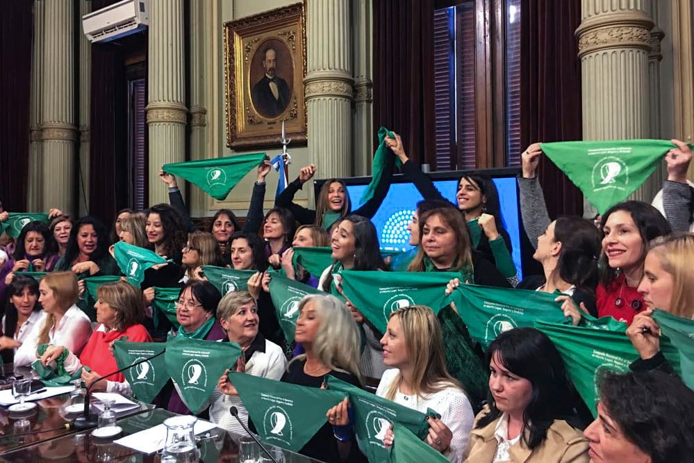 Diputadas y senadoras en la previa del debate que se llevó a cabo en 2018