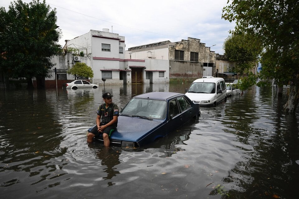 Calles inundadas por el fuerte temporal en el AMBA.