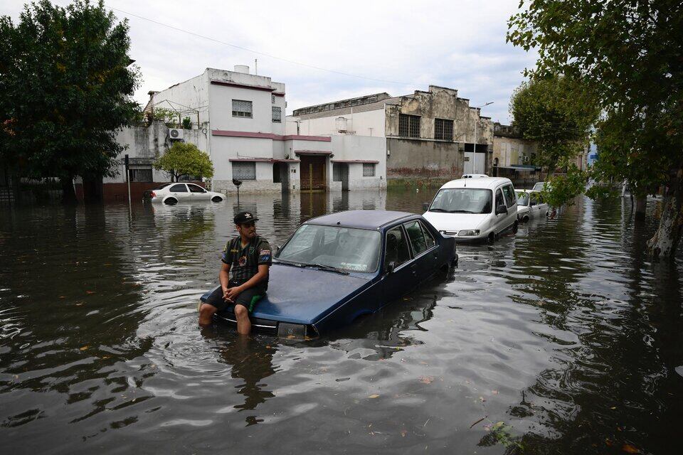 Calles inundadas por el fuerte temporal en el AMBA.