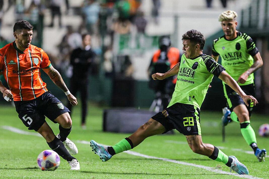 Remedi y Benítez pelean por la pelota