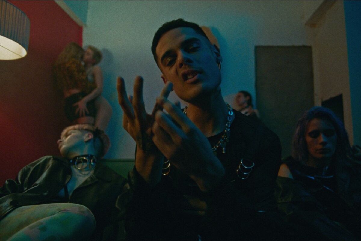 Ya apareció EL DISKO, el nuevo álbum de CA7RIEL como solista, donde se revuelca en el hip hop, el trap, el funk y el trip hop