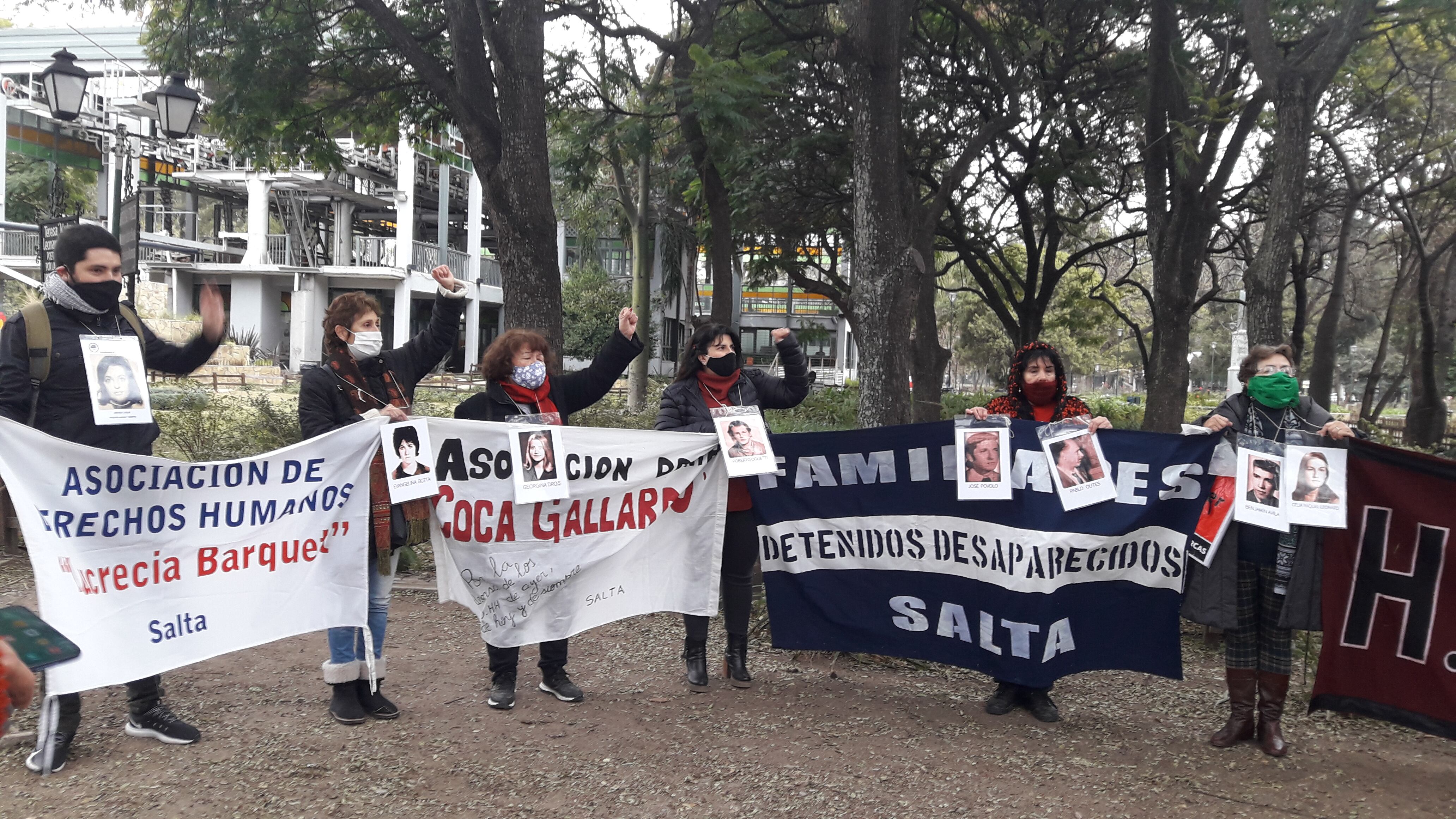 El acto simbólico, rápido, en el mural de Palomitas 