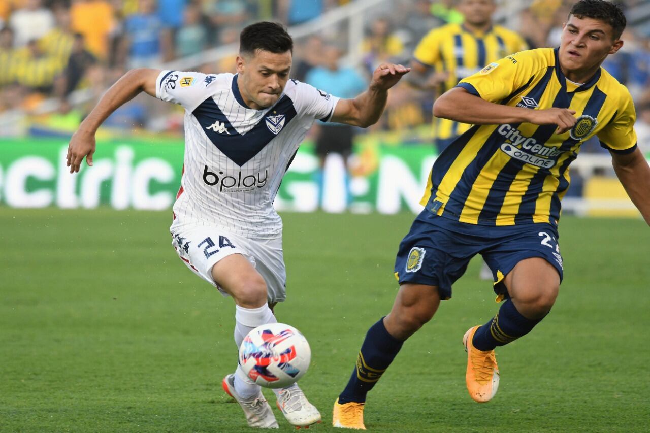 Guidara lleva la pelota ante la presión de Infantino.