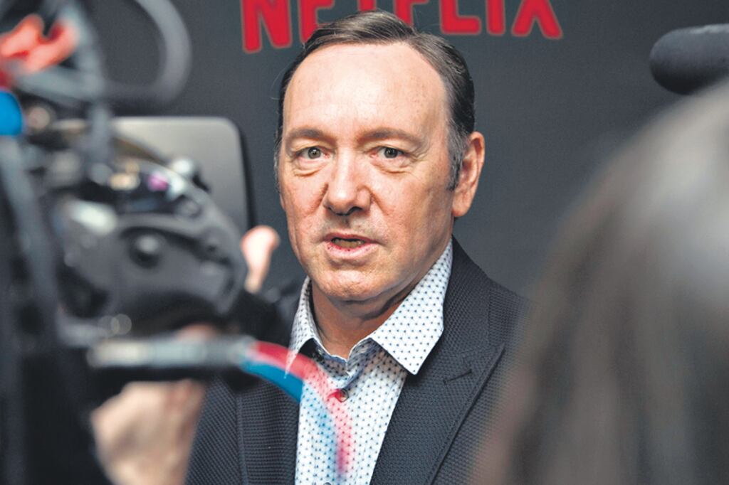 A Spacey le llueven las críticas por el video con el que quiso defenderse de las acusaciones en su contra.