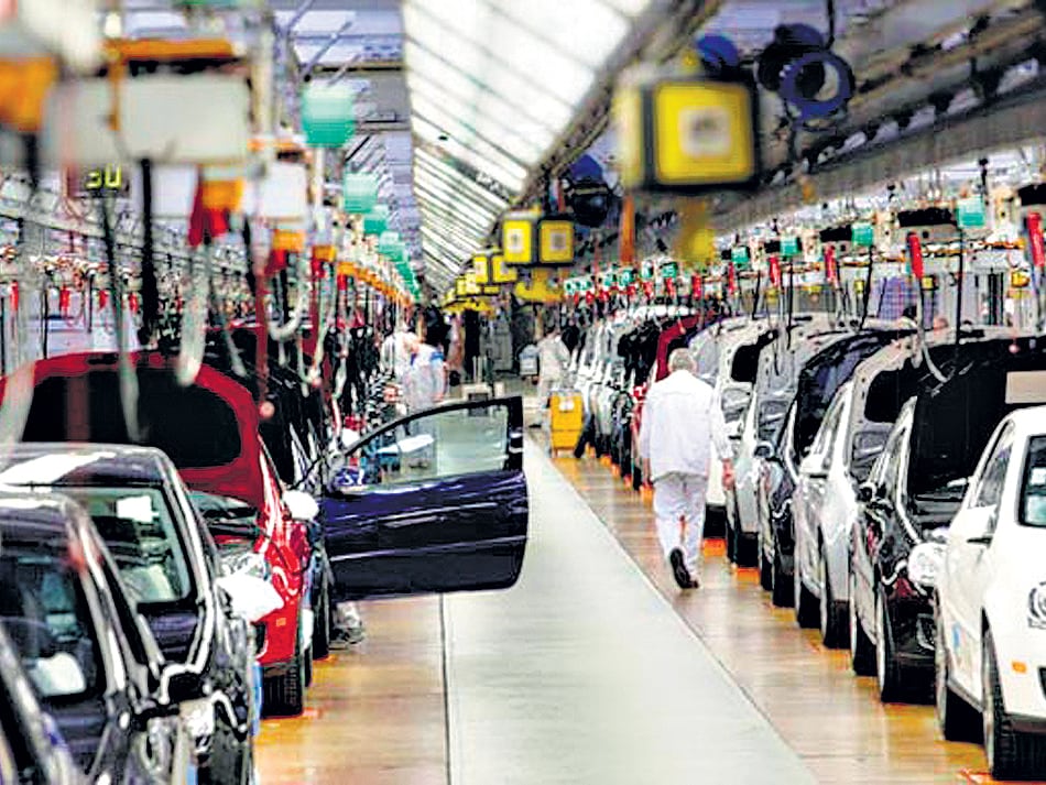 La mayor caída en febrero se registró en el segmento de automóviles, ante una menor demanda de particulares.