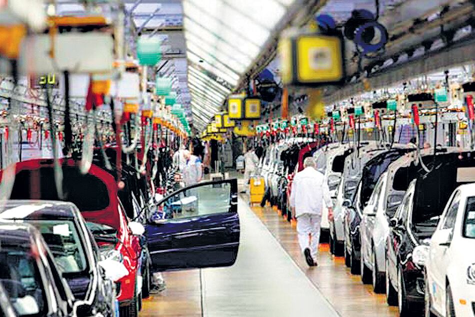 La mayor caída en febrero se registró en el segmento de automóviles, ante una menor demanda de particulares.